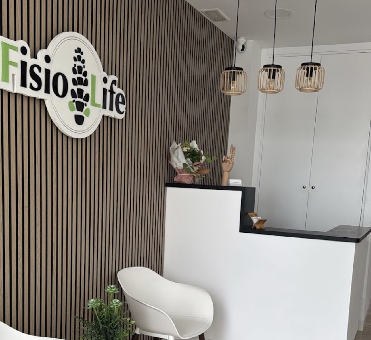 Recepción de FisioLife Conil en la calle Chiclana, 21, Conil de la Frontera